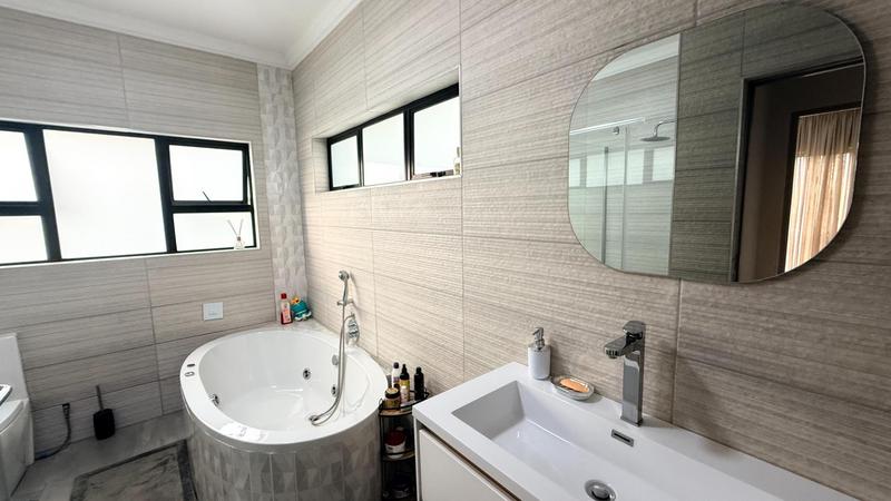 4 Bedroom Property for Sale in Everglades Estate North West